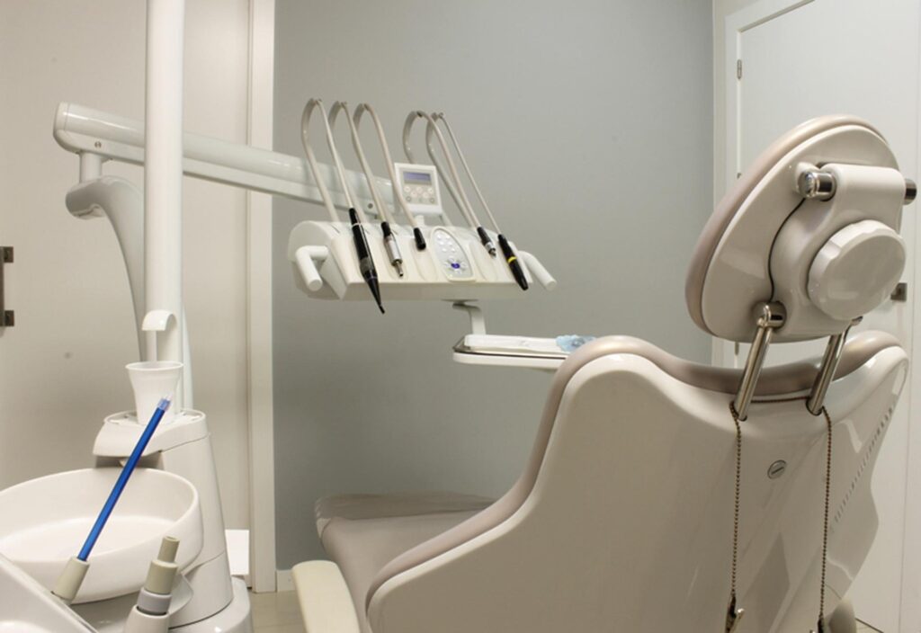 Top clinici de implant dentar din București în 2026: criterii de alegere